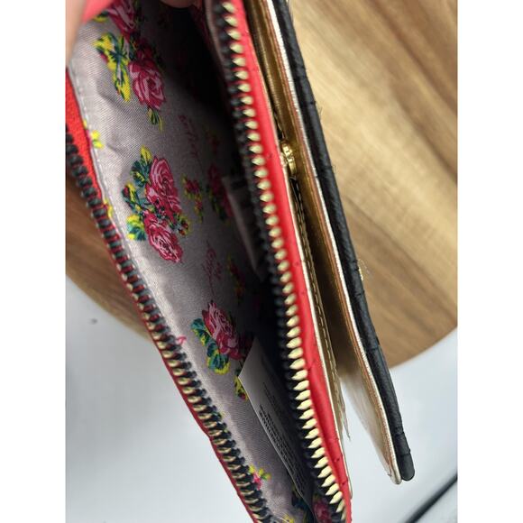 Betsey Johnson Wristlet Wallet Heart Quilted Zip Strap Floral Black Red Gold - Picture 10 of 13